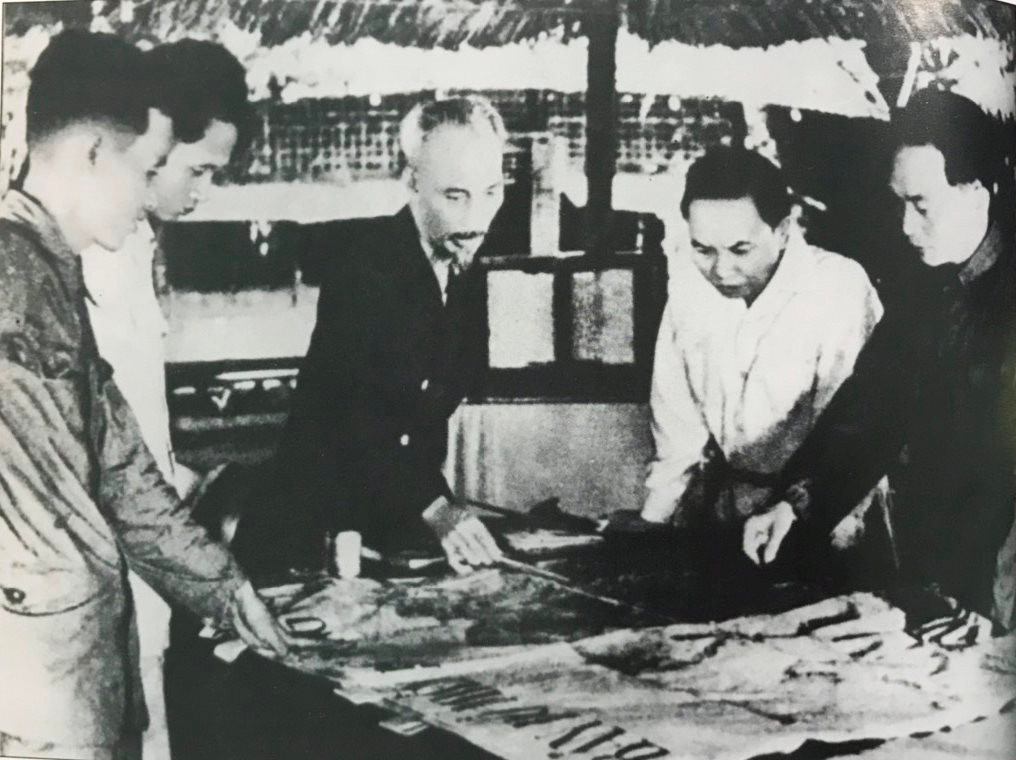 Chủ tịch Hồ Chí Minh và Thường vụ Bộ Chính trị quyết định mở chiến dịch Điện Biên Phủ, tháng 12/1953. Ảnh tư liệu