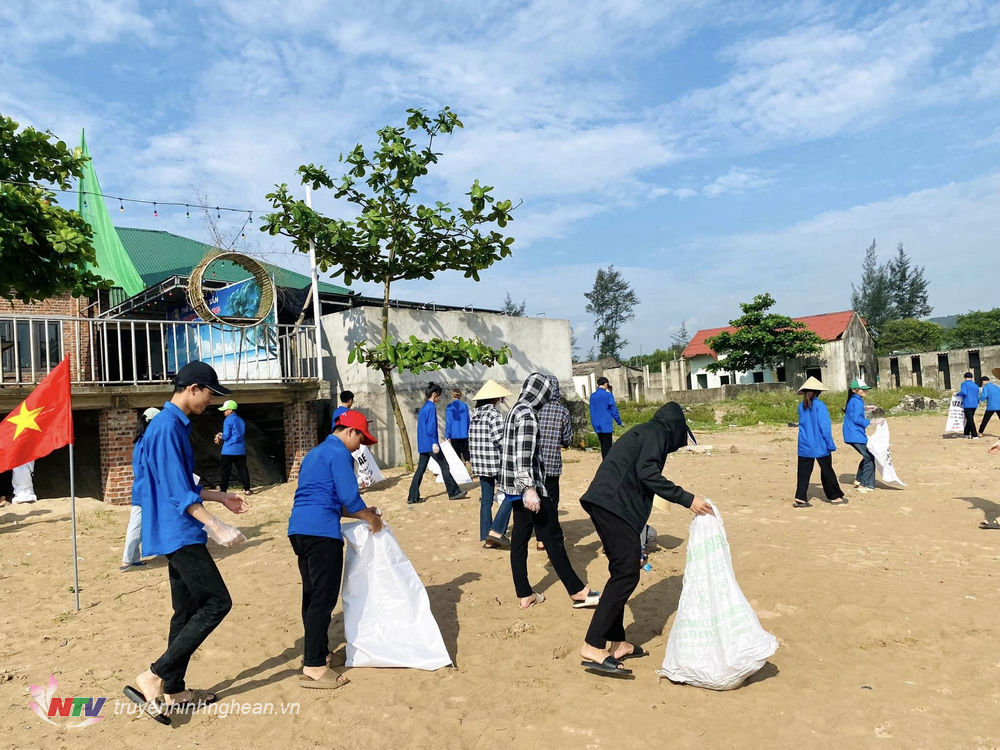Đoàn viên thanh niên Nghi Lộc ra quân vệ sinh môi trường biển.