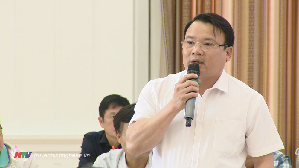 Giám đốc Sở NN&PTNT Phùng Thành Vinh trao đổi về việc giao đất rừng trên địa bàn tỉnh