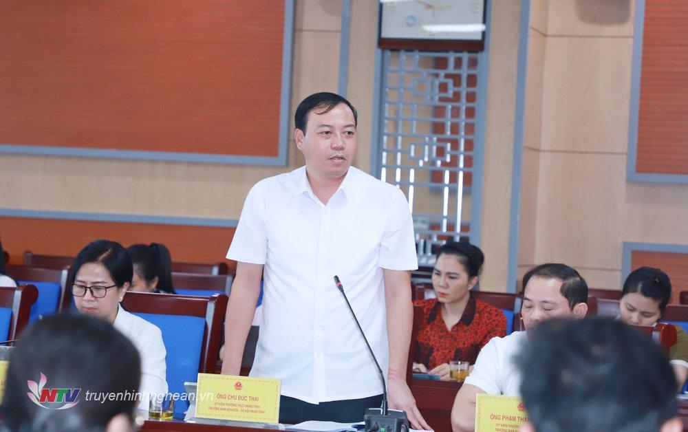 Đồng chí Chu Đức Thái - Trưởng ban Văn hoá - Xã hội, HĐND tỉnh phát biểu tại phiên họp.