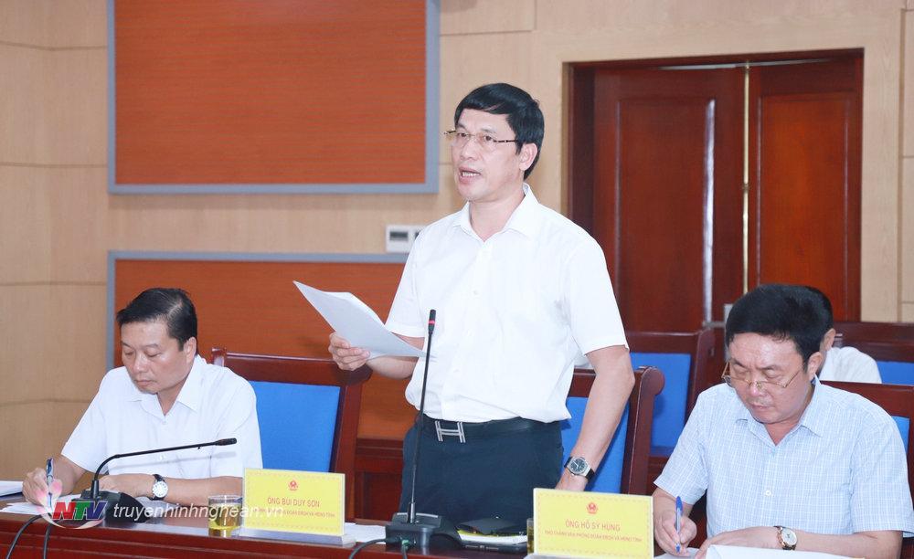 Đồng chí Bùi Duy Sơn - Chánh Văn phòng Đoàn ĐBQH - HĐND tỉnh trình bày các nội dung xin ý kiến Thường trực HĐND tỉnh tại phiên họp.