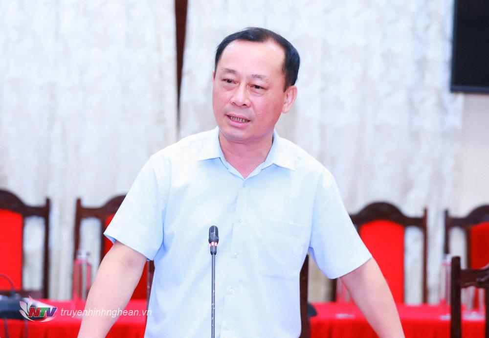 Đồng chí Phan Đức Đồng - Ủy viên BTV Tỉnh ủy, Bí thư Thành ủy Vinh phát biểu tại phiên họp.