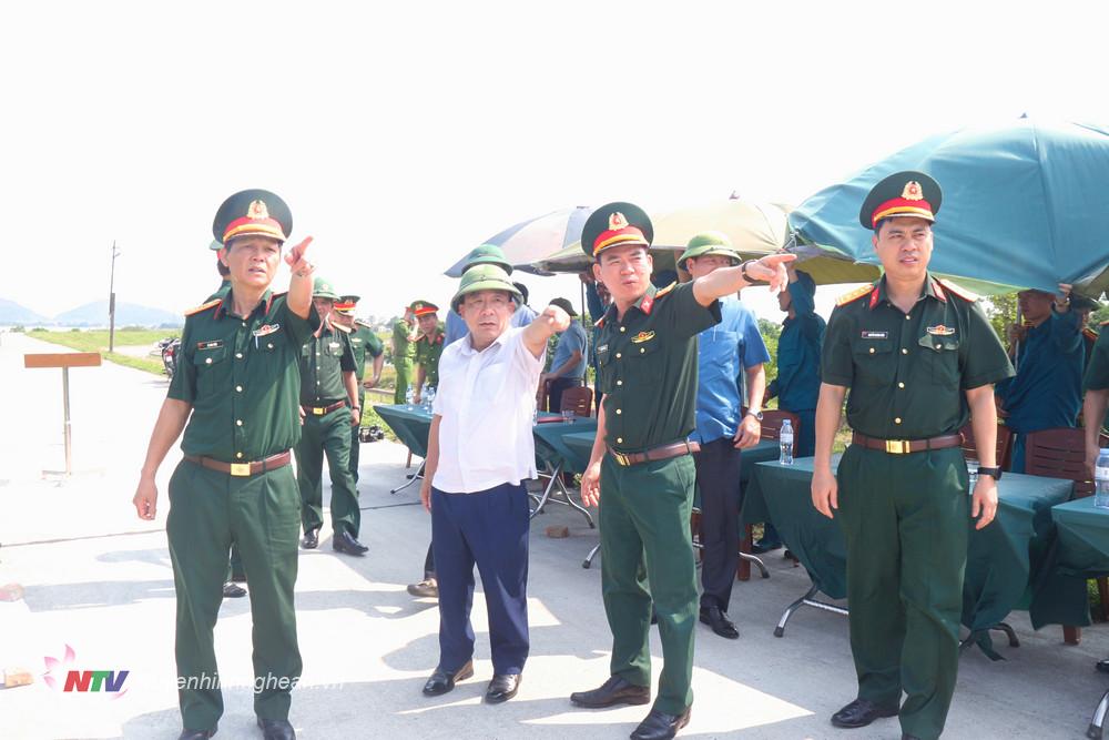  Đồng chí Nguyễn Văn Đệ - Phó Chủ tịch UBND tỉnh, Phó Trưởng ban Thường trực Ban Chỉ đạo diễn tập phòng chống lụt bão, tìm kiếm cứu nan tỉnh cùng các đồng chí trong Ban Chỉ đạo diễn tập tỉnh tiến hành khảo sát vị trí thực binh phòng chống lũ lụt và tìm kiếm cứu nạn năm 2024 huyện Hưng Nguyên.