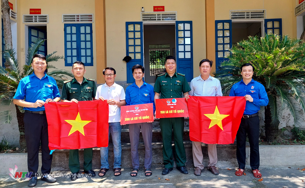 Huyện đoàn Nghi Lộc trao tặng 350 lá cờ Tổ quốc cho ngư dân Nghi Thiết và Trạm Kiểm soát Biên phòng Cửa Lò.
