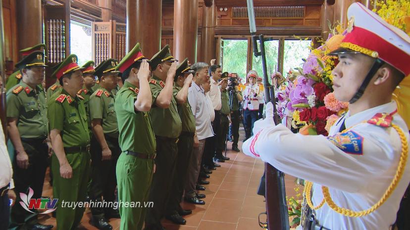 Đoàn đại biểu tưởng niệm Chủ tịch Hồ Chí Minh.