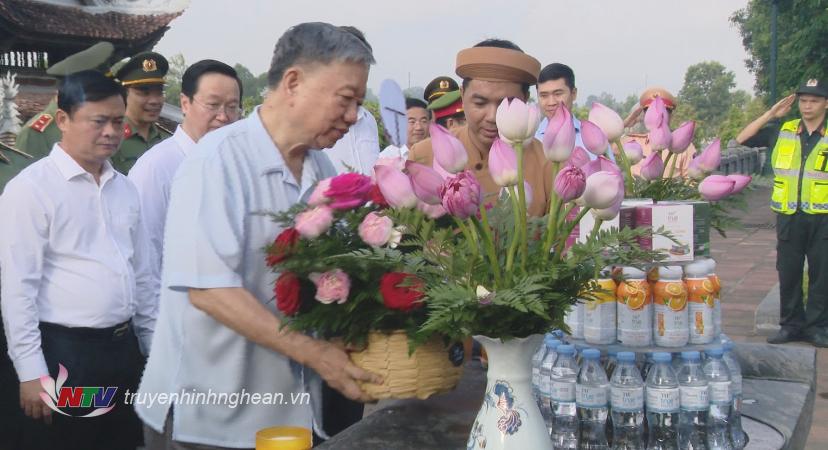 Đại tướng Tô Lâm, Uỷ viên Bộ Chính trị, Bộ trưởng Bộ Công an dâng hoa và lễ tại Đền Chung Sơn