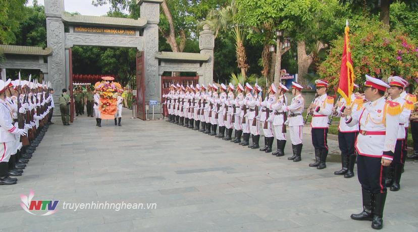 Dd Ddoanf đại biểu Bộ Công An do Đại tướng Tô Lâm, Uỷ viên BCT, Bộ trưởng Bộ Công an dẫn đầu đã về Khu di tích Kim Liên thành kính dâng hoa, dâng hương tưởng niệm Chủ tịch Hồ Chí Minh.