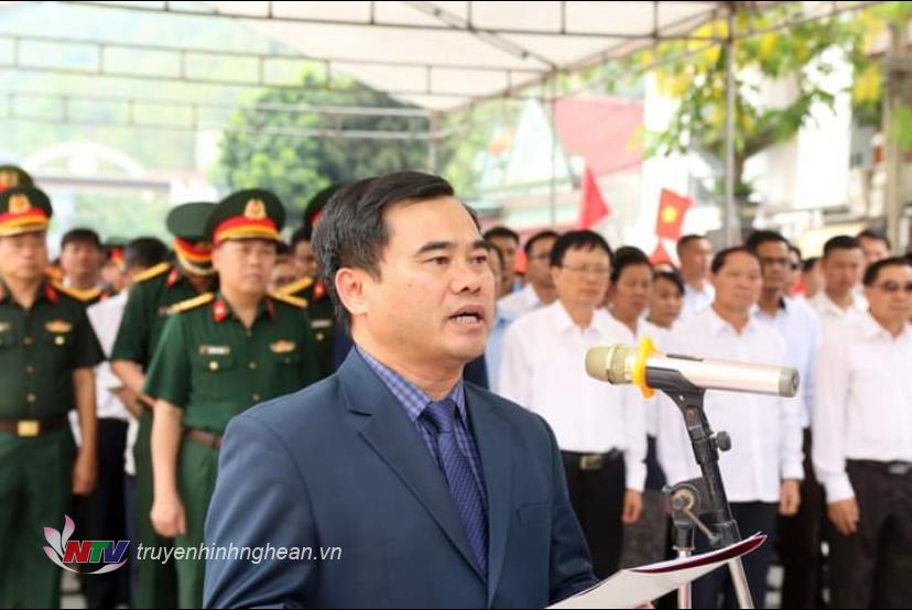 Phó Bí thư Huyện uỷ, Chủ tịch UBND huyện Kỳ Sơn Nguyễn Viết Hùng đọc diễn văn tại buổi lễ.