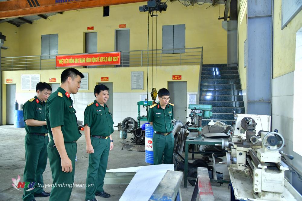 Đoàn công tác Bộ Tham mưu, Tổng cục Kỹ thuật kiểm tra tại Xưởng sửa chữa tổng hợp Z12, Phòng Hậu cần – Kỹ thuật, Bộ Chỉ huy Quân sự tỉnh Nghệ An. 