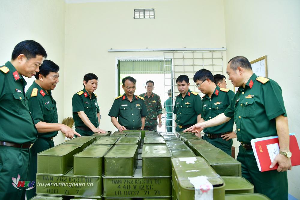 Kiểm tra công tác bảo quản kho vũ khí đạn tại Ban Chỉ huy Quân sự huyện Hưng Nguyên. 