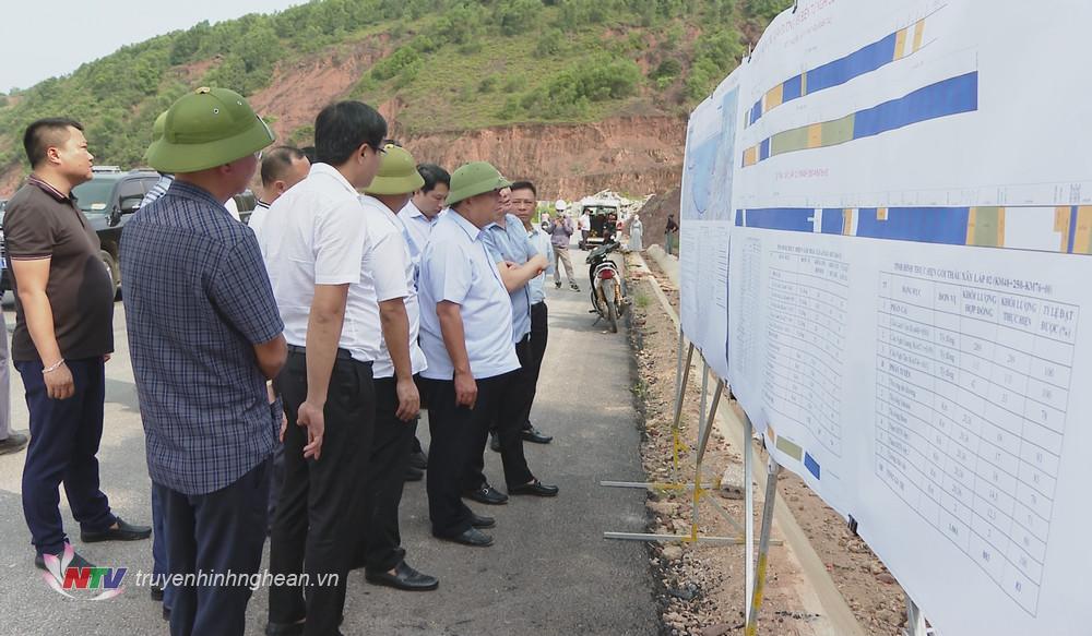 Bộ trưởng Bộ Kế hoạch và Đầu tư Nguyễn Chí Dũng kiểm tra tuyến đường ven biển qua địa bàn Nghệ An.