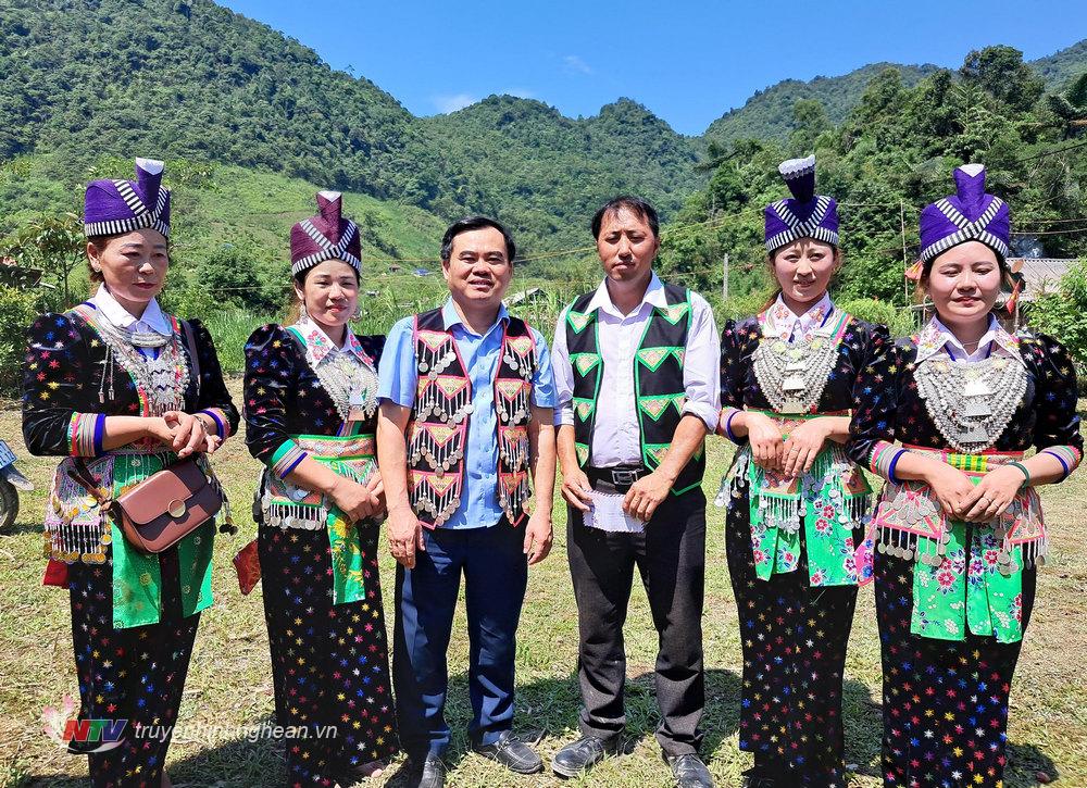 Người dân và du khách xúng xính trang phục dân tộc Mông.