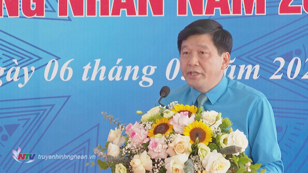 Chủ tịch Liên đoàn Lao động tỉnh Kha Văn Tám phát biểu tại buổi lễ.
