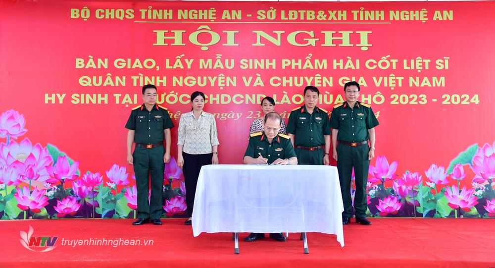 Ký biên bản bàn giao hài cốt liệt sĩ Quân tình nguyện và Chuyên gia Việt Nam hy sinh trên nước bạn Lào mùa khô 2023 - 2024. 