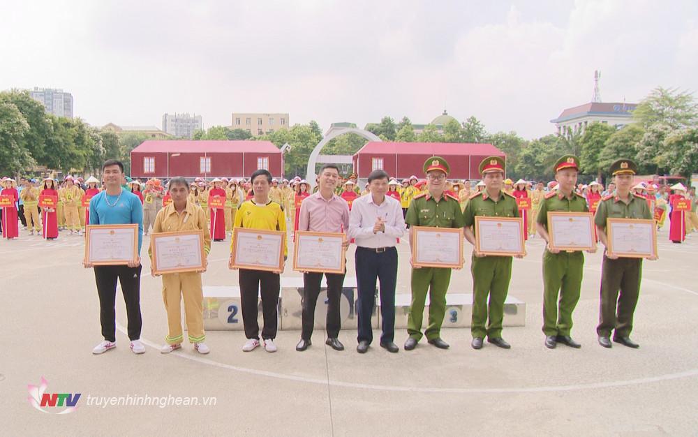 Phó Chủ tịch Thường trực UBND tỉnh Lê Hồng Vinh trao bằng khen cho các cá nhân, tâp thể.