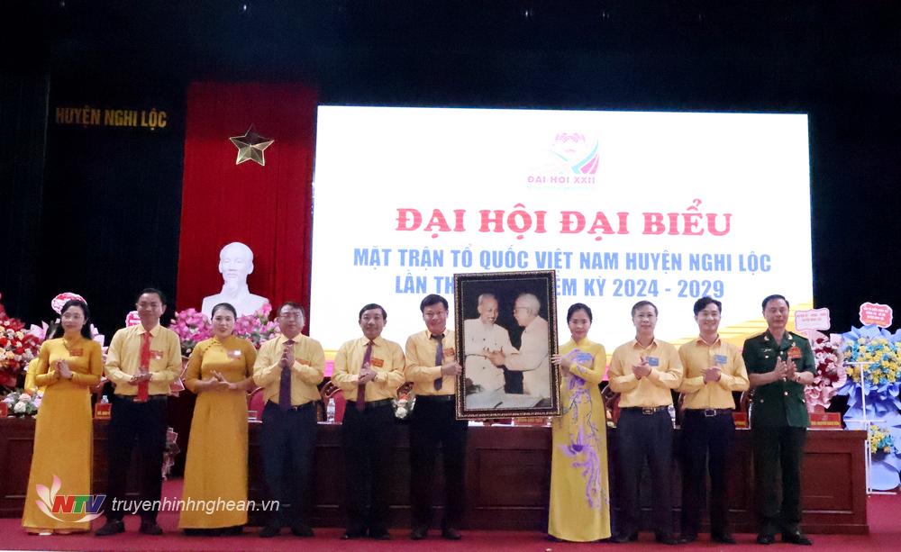 Chủ tịch Ủy ban MTTQ tỉnh Võ Thị Minh Sinh tặng bức tranh chúc mừng Đại hội.