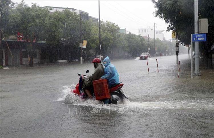 Mưa to khiến nhiều đường phố tại Hà Tĩnh bị ngập. 