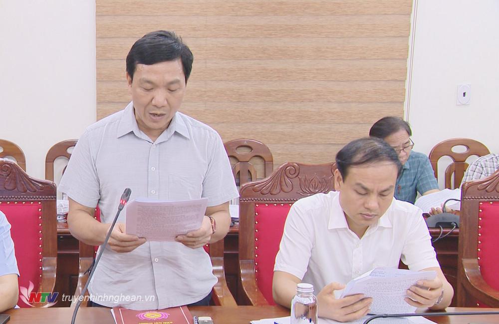 Đồng chí Hồ Xuân Bảy - Phó Trưởng ban Thường trực Ban Nội chính Tỉnh ủy trình bày kết quả hoạt động của các cơ quan trong khối Nội chính tháng 5, nhiệm vụ trọng tâm tháng 6/2024. 