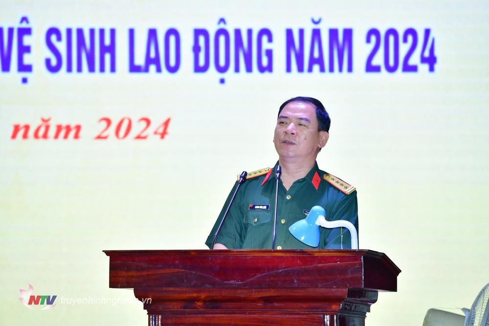 Đại tá Hoàng Đình Luân, Phó Chỉ huy trưởng Bộ Chỉ huy Quân sự tỉnh phát biểu tại buổi lễ.