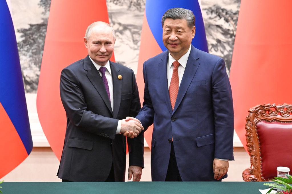 Tổng thống Nga Putin (trái) bắt tay Chủ tịch Trung Quốc Tập Cận Bình tại cuộc gặp ở Bắc Kinh ngày 16/5. Ảnh: Tân Hoa xã
