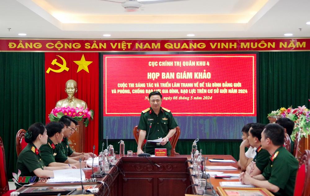 Đại tá Đoàn Xuân Bường, Phó Chính ủy Quân ủy dự và chỉ đạo chấm thi chấm thi.
