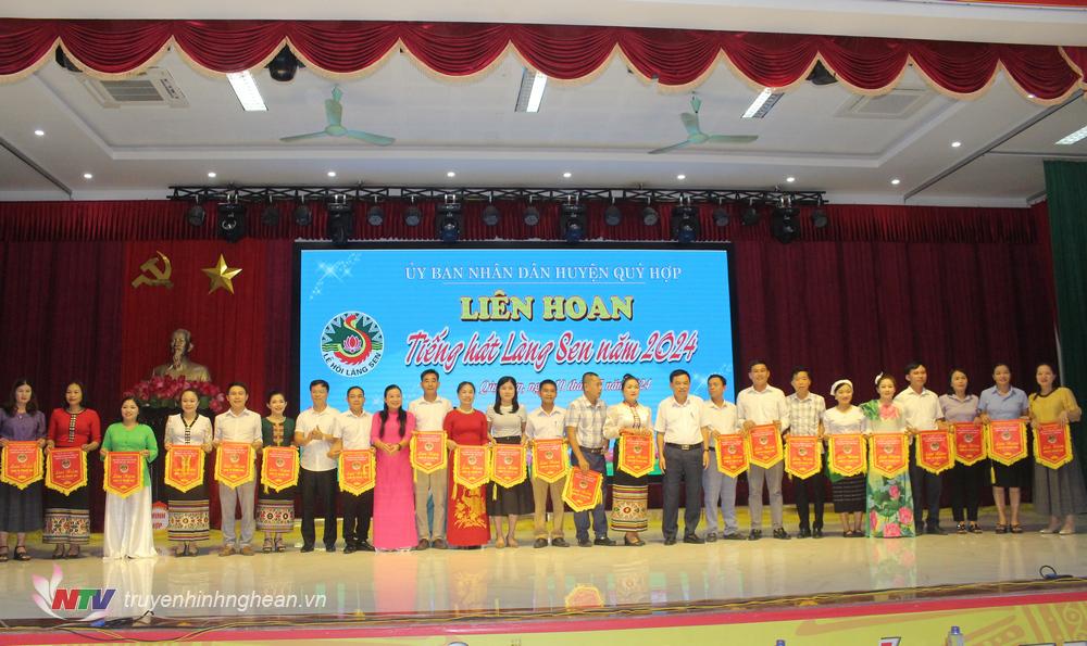 liên hoan tiếng hát làng Sen huyện Quỳ Hợp năm nay có 22 đoàn nghệ thuật tham gia.J