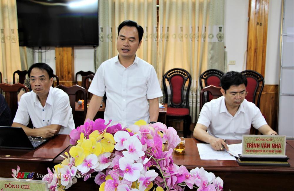 Phó Chủ tịch UBND huyện Thanh Chương Nguyễn Văn Chiến phát biểu tại hội nghị.