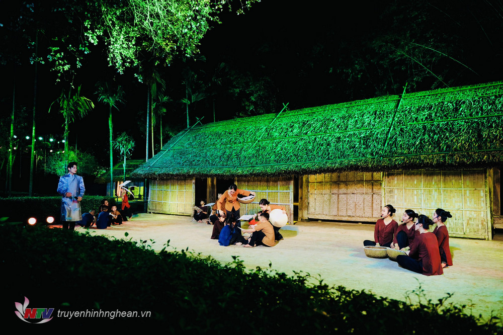 Ca khúc Tiếng sáo diều tuổi thơ được biểu diễn tại đầu cầu Nghệ An. 