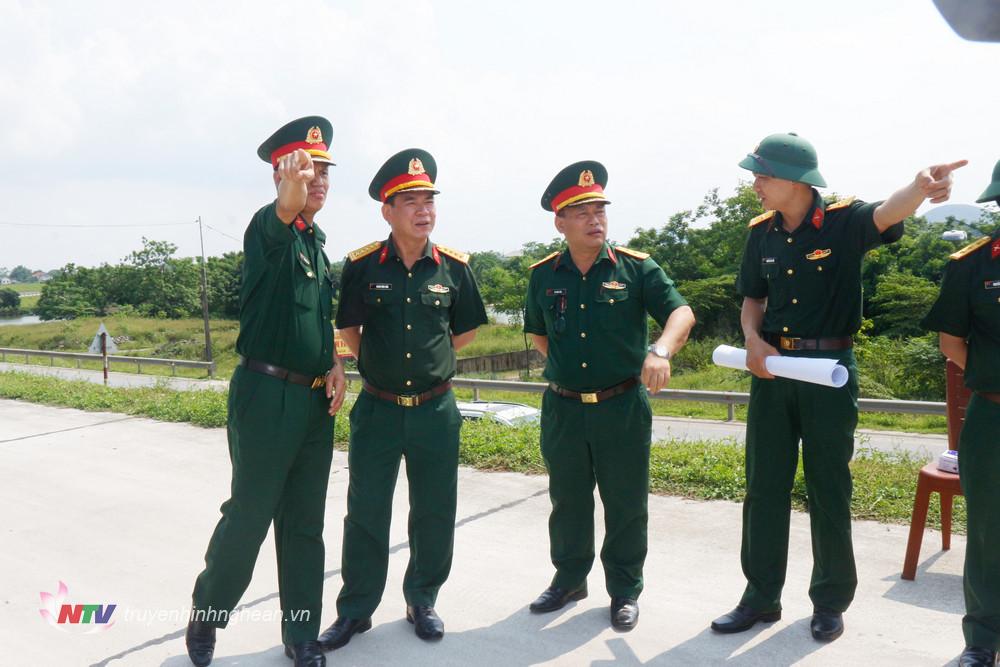 Đoàn công tác tiến hành khảo sát vị trí cứu hộ cứu nạn trên sông tại vị trí trên tuyến đê Tả Lam trên địa bàn xã Hưng Lợi