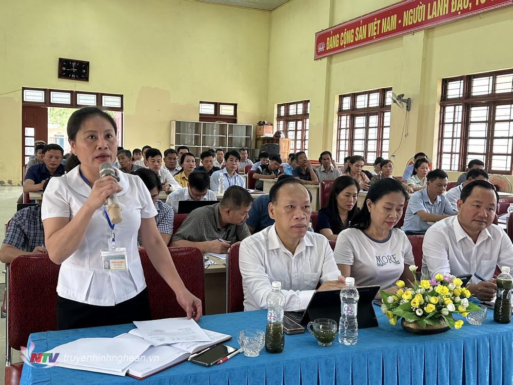 Bà Nguyễn Thị Thanh, Bí thư Đảng bộ xã Châu Thành nêu ý kiến tại buổi tiếp xúc.