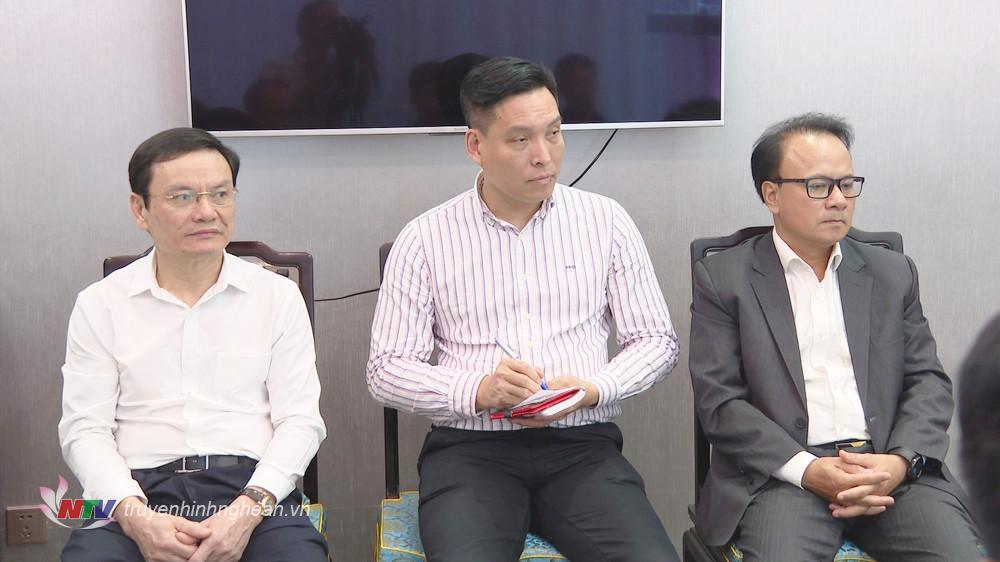 Phó Chủ tịch Thường trực HĐND tỉnh Nguyễn Nam Đình cùng lãnh đạo Văn phòng UBND tỉnh, Sở Ngoại vụ tại cuộc gặp.