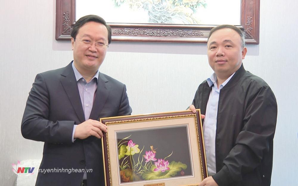 Chủ tịch UBND tỉnh Nguyễn Đức Trung trao món quà lưu niệm đến Tổng Lãnh sự Việt Nam tại Thượng Hải.