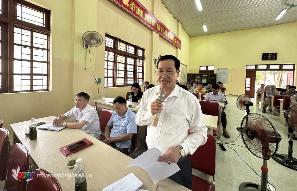 Ông Lương Văn Long, Phó chủ tịch UBND xã Châu Hồng phát biểu ý kiến.