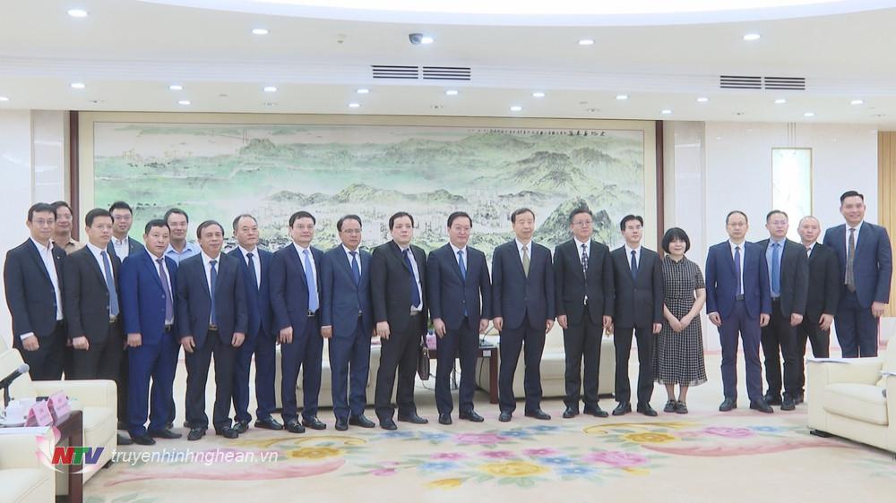 Đoàn công tác tỉnh Nghệ An chụp ảnh lưu niệm với lãnh đạo thành phố Đông Quản, tỉnh Quảng Đông (Trung Quốc). 