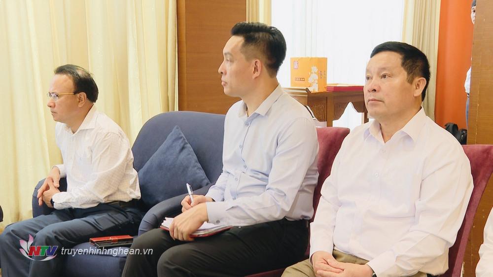 Phó Chủ tịch Thường trực HĐND tỉnh Nguyễn Nam Đình và lãnh đạo các sở, ban, ngành tham dự cuộc làm việc.
