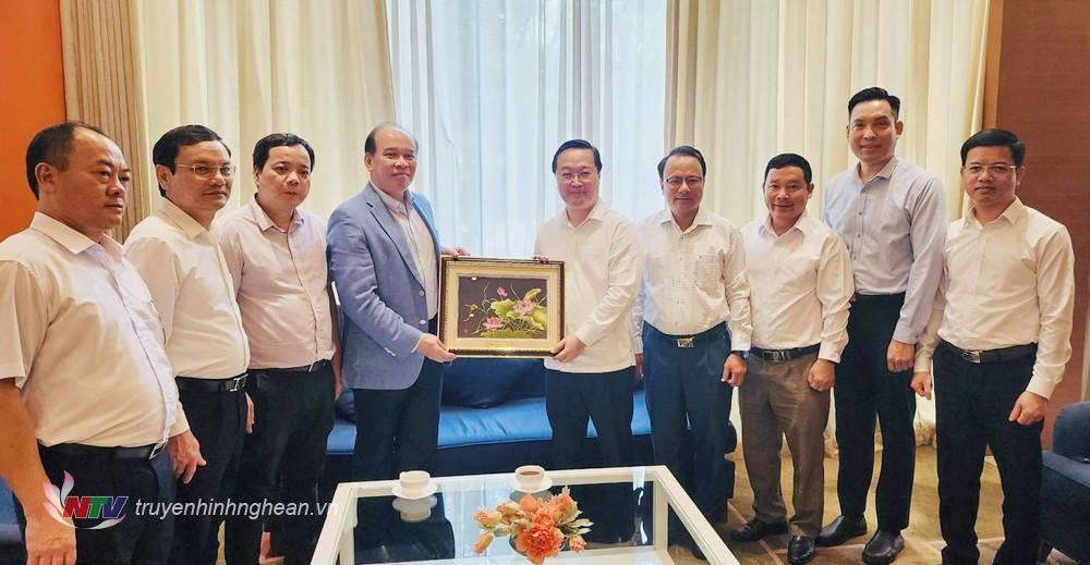Chủ tịch UBND tỉnh Nguyễn Đức Trung tặng quà lưu niệm đến Tổng Lãnh sự quán Việt Nam tại Quảng Châu. 