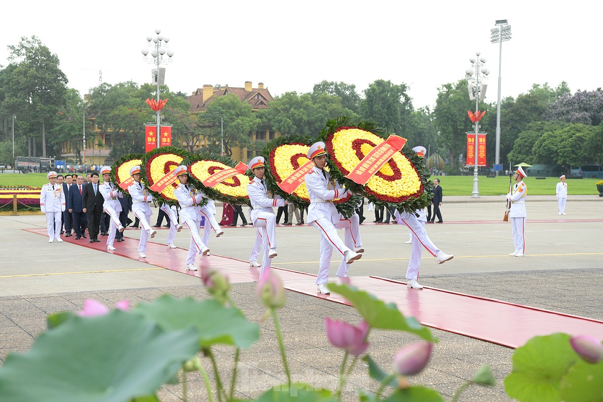 Vòng hoa của đoàn mang dòng chữ Đời đời nhớ ơn Chủ tịch Hồ Chí Minh vĩ đại.