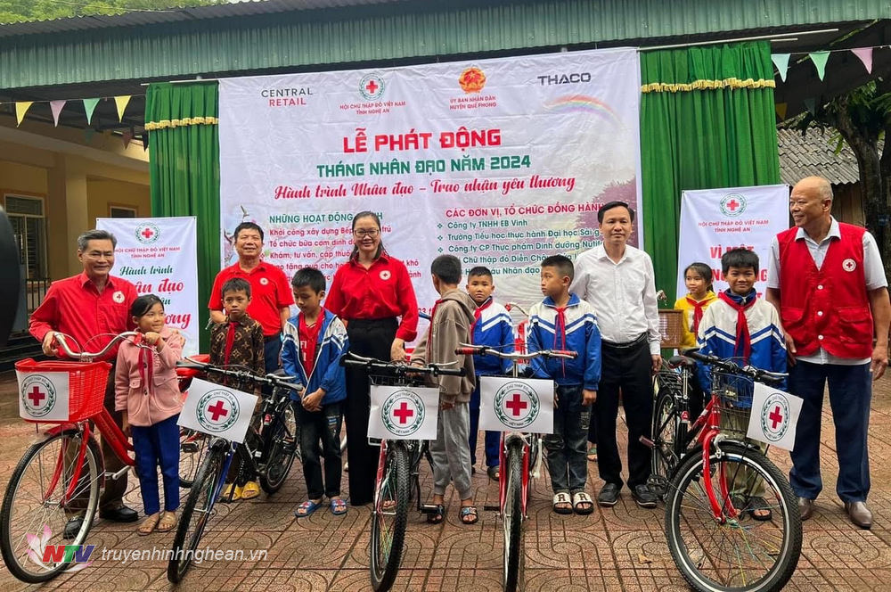 Trao xe đạp cho học sinh tiểu học nghèo vươn lên học tốt.