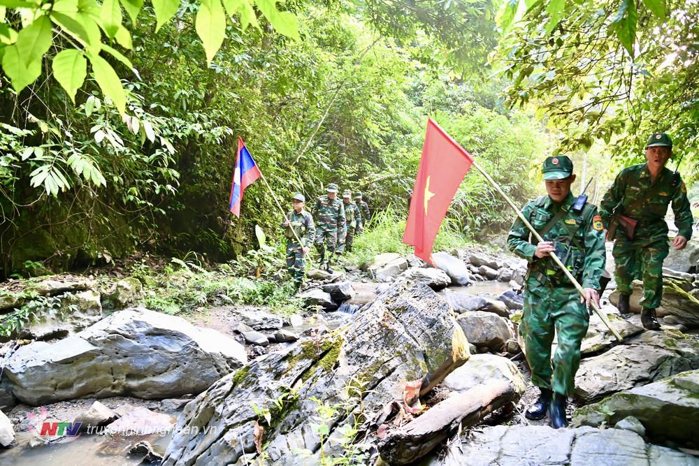 Đội hình tuần tra song phương biên giới của Bộ chỉ huy Bộ đội Biên phòng tỉnh Nghệ An, Việt Nam cùng Bộ Chỉ huy Quân sự tỉnh Xiêng Khoảng, Lào vượt qua địa hình phức tạp.