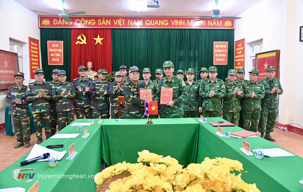 Hai đội trưởng ký biên bản đợt tuần tra song phương biên giới Việt Nam - Lào.