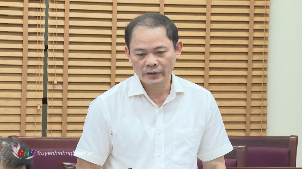 Trưởng ban Pháp chế HĐND tỉnh Nguyễn Thành Chung phát biểu tại buổi làm việc.