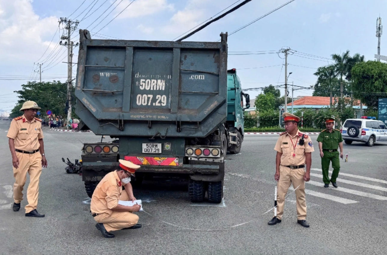 Cảnh sát giao thông Công an Bà Rịa - Vũng Tàu đo vẽ hiện trường tai nạn. Ảnh: Mạnh Nguyễn