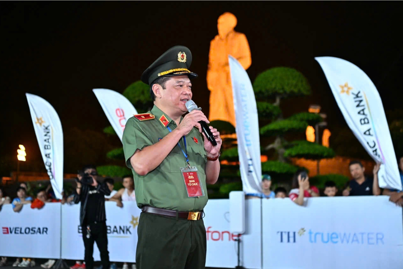 Thiếu tướng Lê Xuân Đức phát biểu khai màn giải chạy.