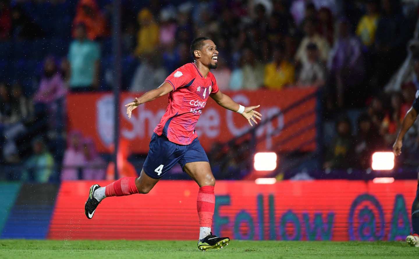 Cao Quang Vinh Pendant ăn mừng sau khi mở tỷ số cho Công an Hà Nội trong trận hòa hòa Buriram United 3-3 sau 120 phút, rồi thua luân lưu 2-3 tại lượt về chung kết Cup CLB Đông Nam Á 2024-2025, trên sân Buriram, Thái Lan ngày 21/5/2025. Ảnh: BTC