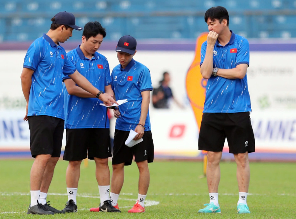 HLV Kim Sang Sik và các cộng sự cần làm mới, gia cố lối chơi một cách an toàn hơn