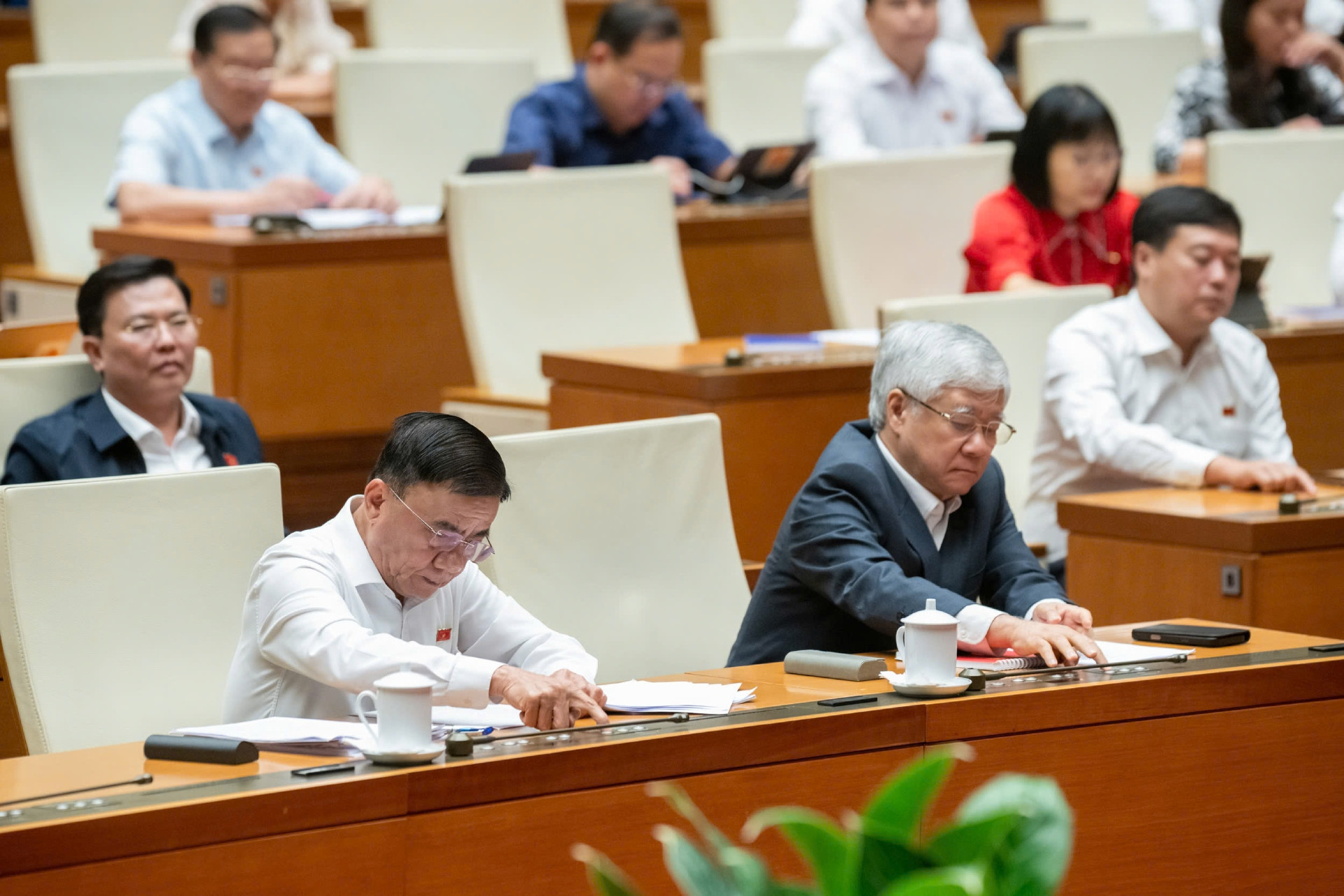 Đại biểu Quốc hội bấm nút thông qua nghị quyết. Ảnh: Quốc hội