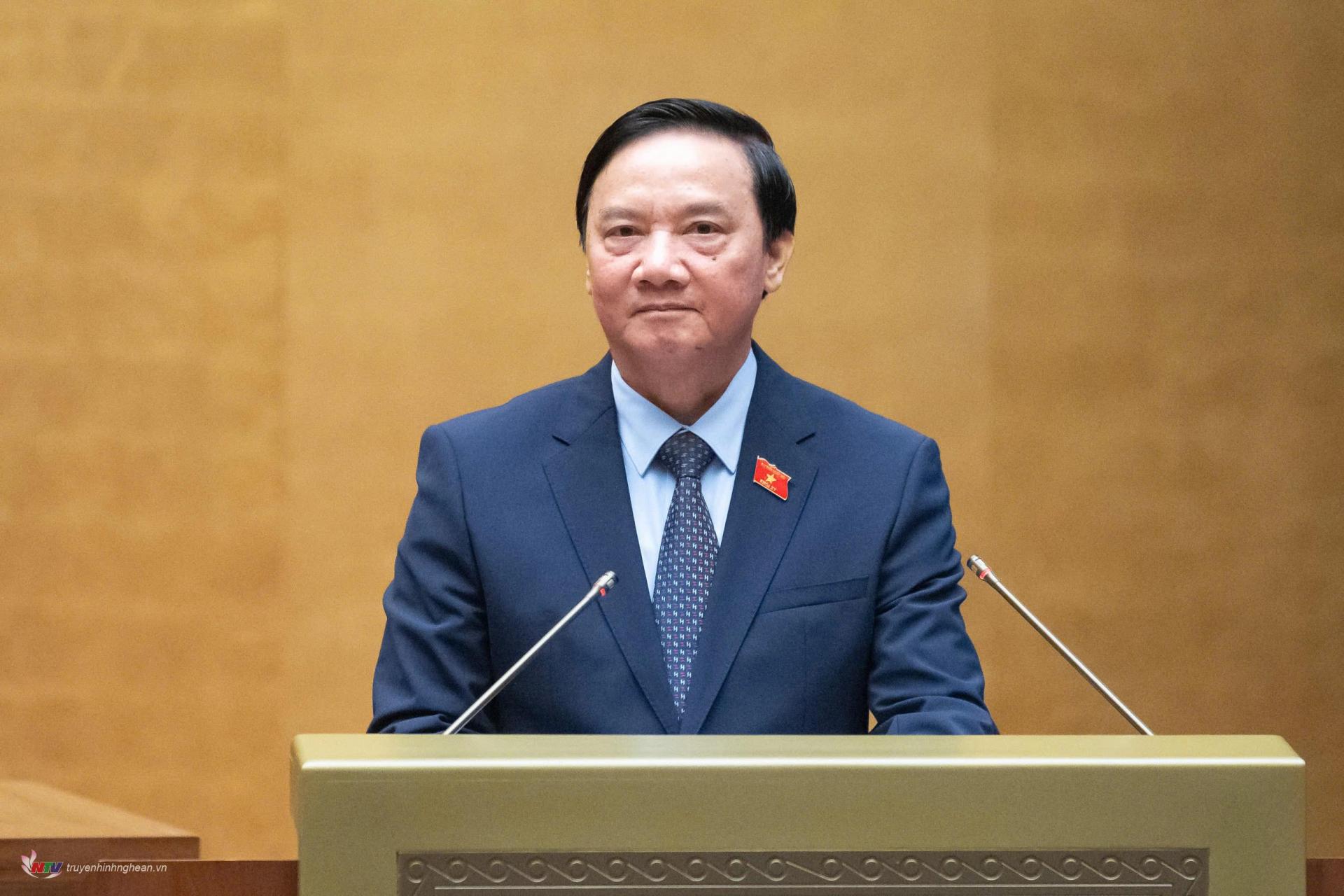 Phó Chủ tịch Quốc hội Nguyễn Khắc Định, Phó Chủ tịch Ủy ban dự thảo Nghị quyết của Quốc hội sửa đổi, bổ sung một số điều của Hiến pháp năm 2013 trình bày tờ trình. 