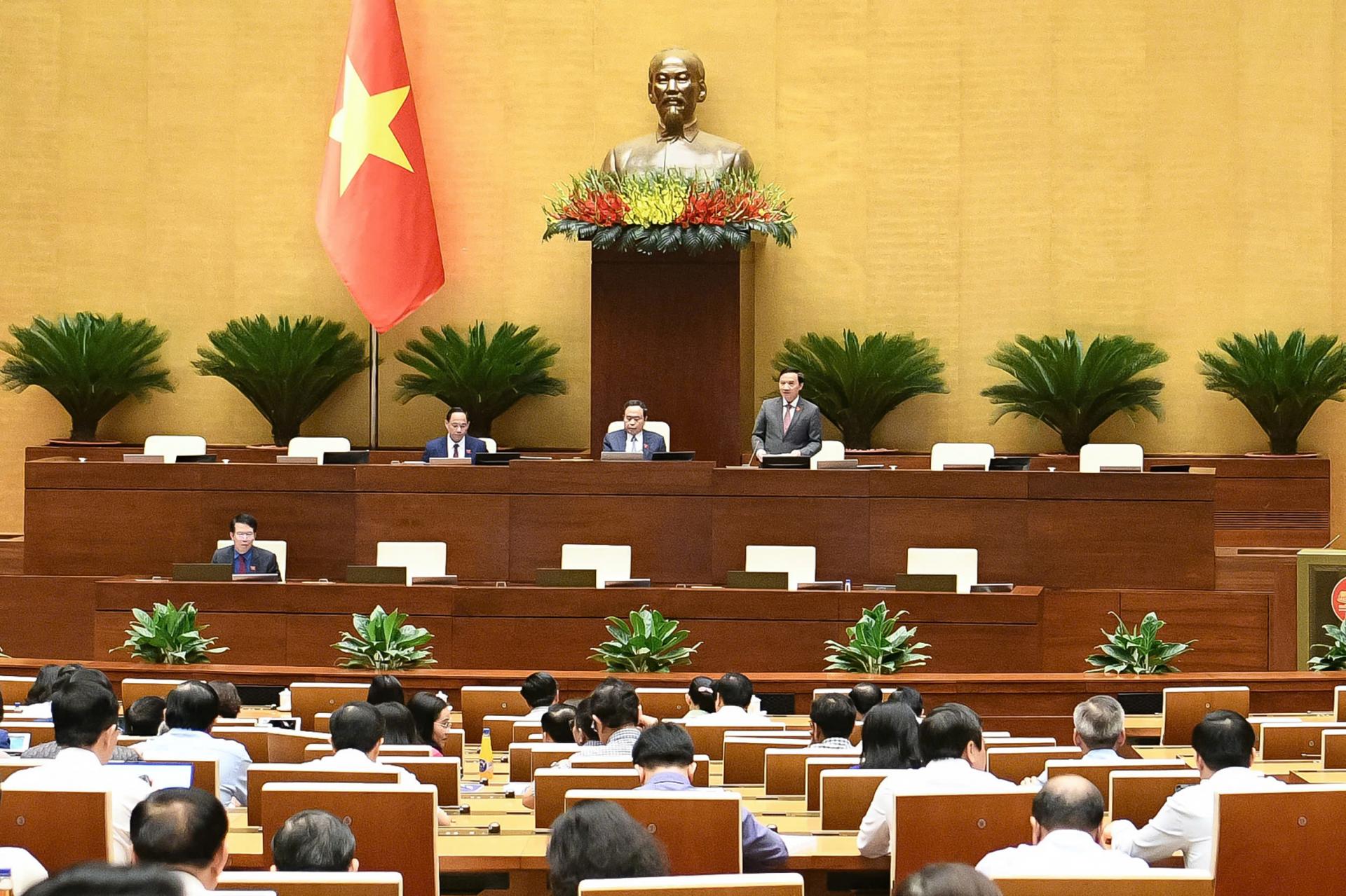 Phó Chủ tịch Quốc hội Nguyễn Khắc Định điều hành phiên họp. 