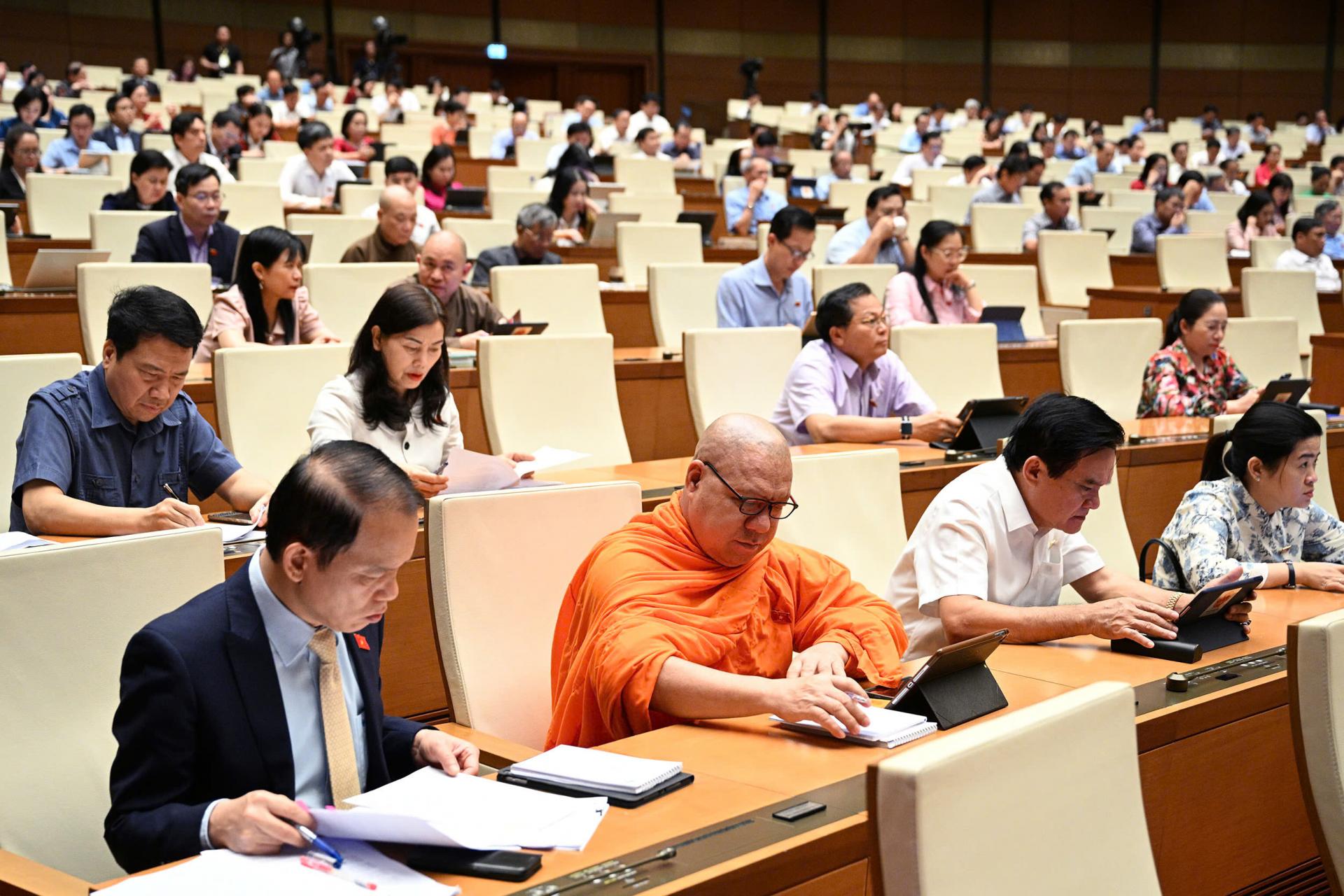 Các đại biểu dự phiên họp.