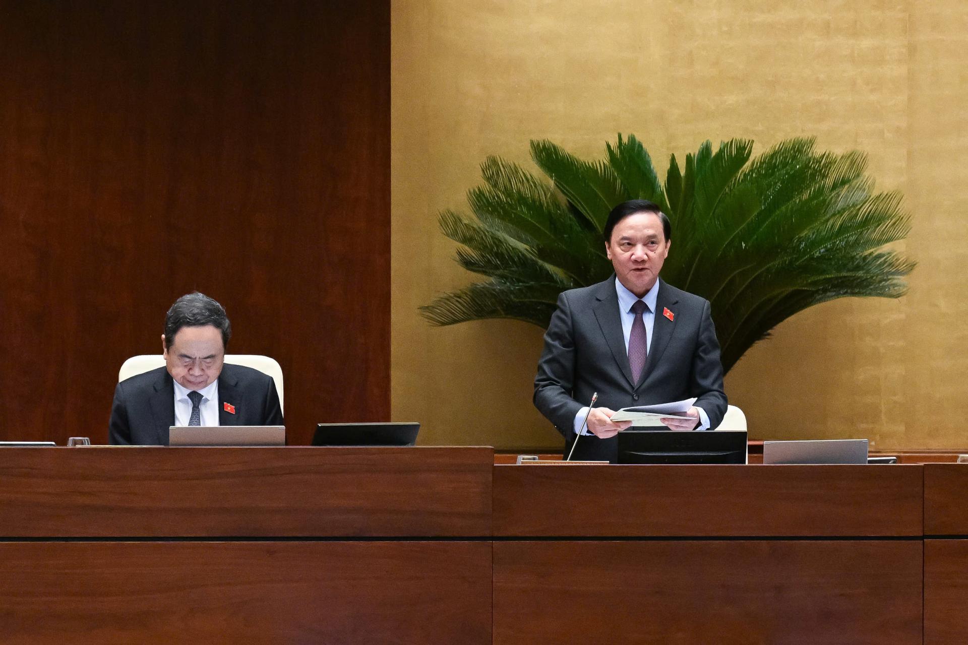 Phó Chủ tịch Quốc hội Nguyễn Khắc Định điều hành Phiên họp.